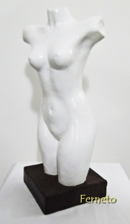 Escultura dorso feminino. Peça em papel machê com finalizações em diferentes materiais, cores e padrões de texturas.